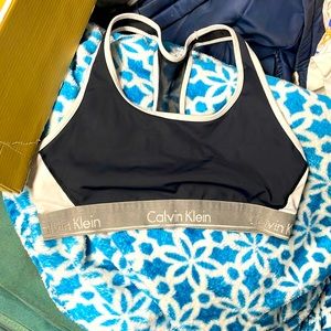 Calvin Klein Women's Flex Motion Medium Impact Racerback Sports Bra - M